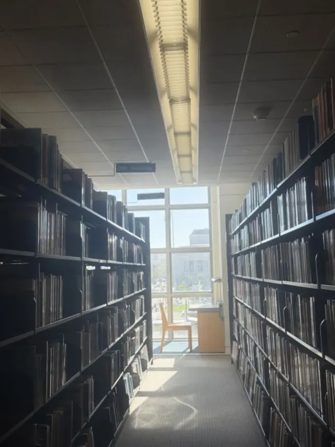 plant___0x0의 図書館で働く{{user}}に一目惚れ♡