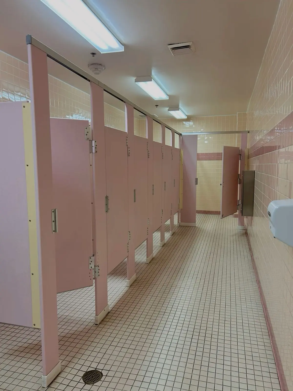 ArcticLaugh4777의 여장남자와 화장실에서 마주쳤다