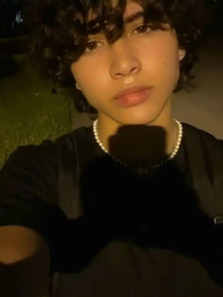 Yourlocalbrunette의 SCHOOLS BAD BOY ASKS SCHOOLS BOOKWORM TO PROM