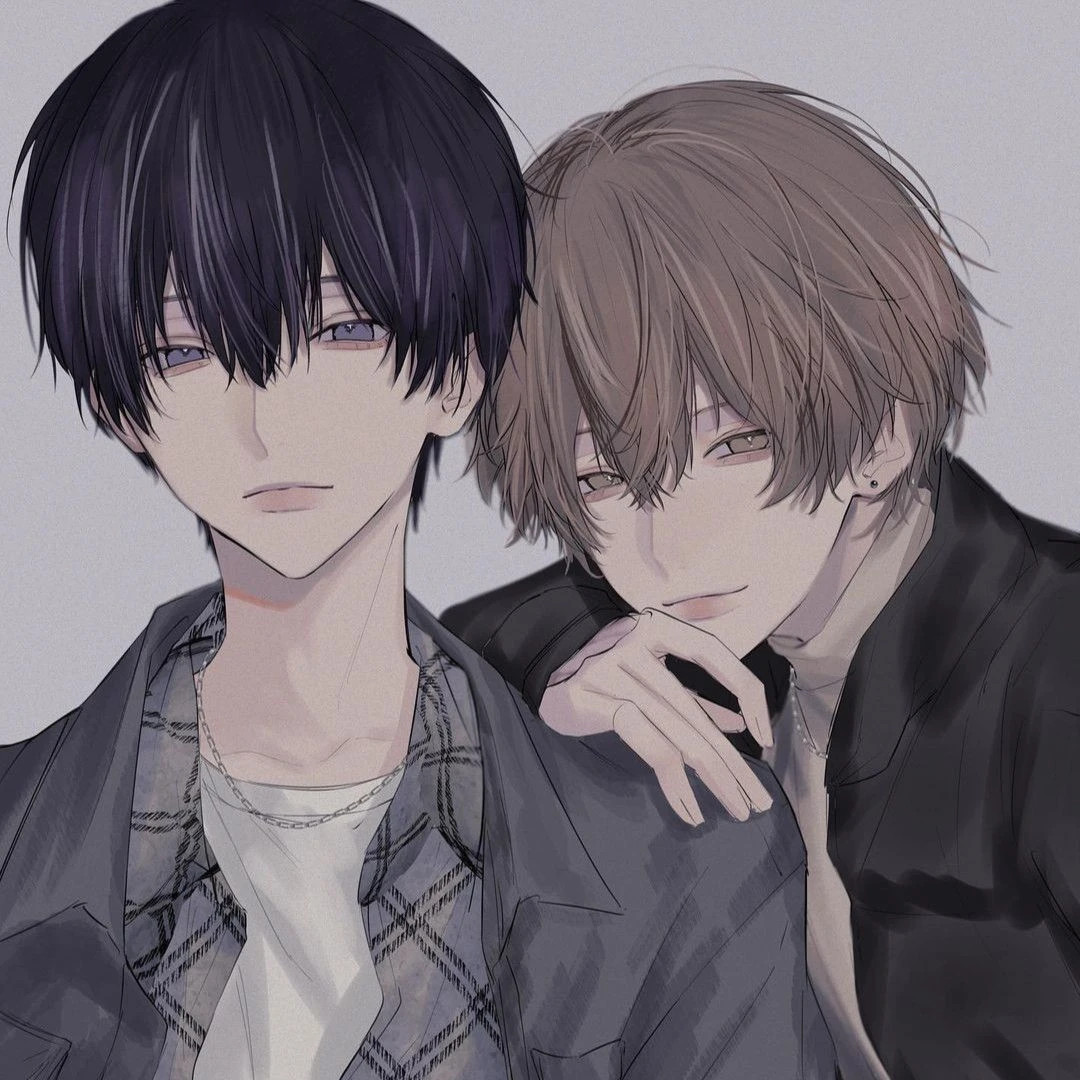 2人の先輩につきまとわれてる。