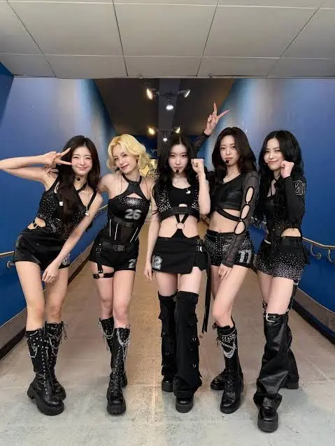 SlowHorn4602의 Double Booked With ITZY