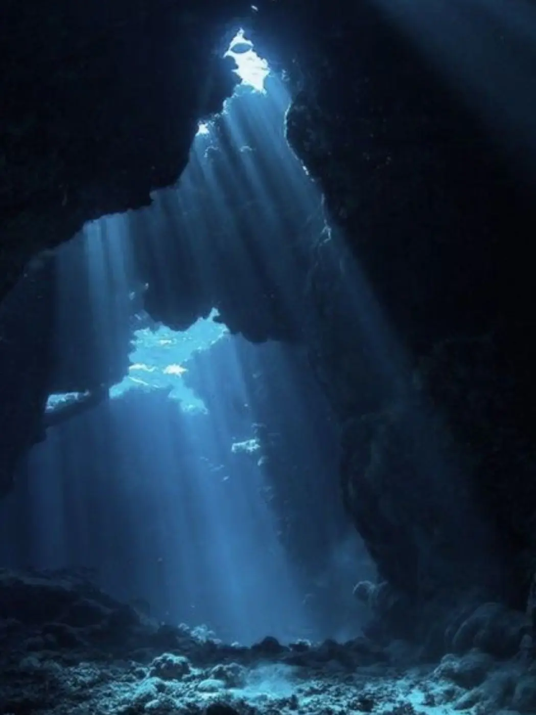 EvilMamba3914의 The Girl Beneath the Sea