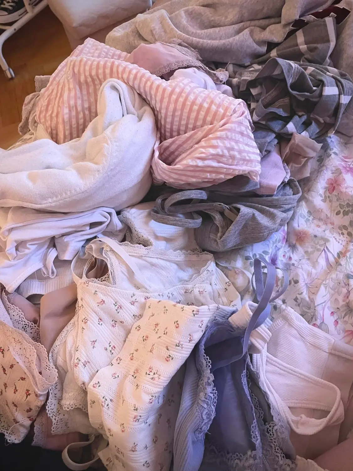 RaspyWoman2178의 家に帰ると同居人が必ず女装をしています。