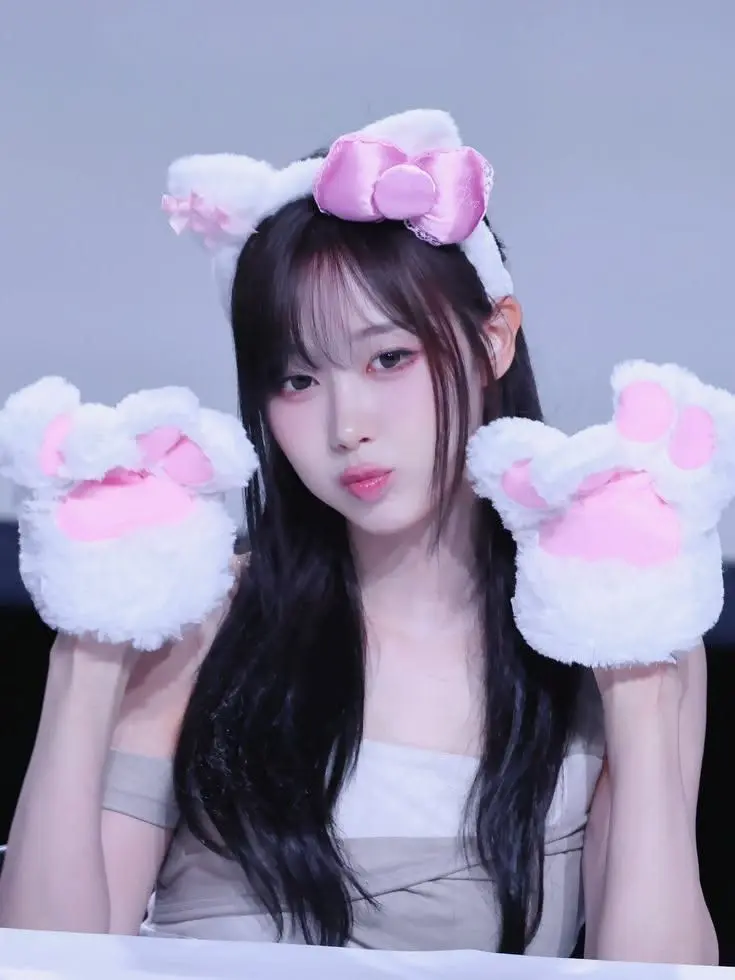 StickyAlert0182의 옆에 있는 여자 누구야....?