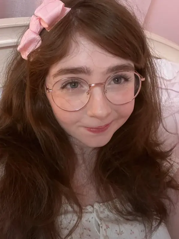 DaringFrog3221의 Gentle and clingy  little cousin