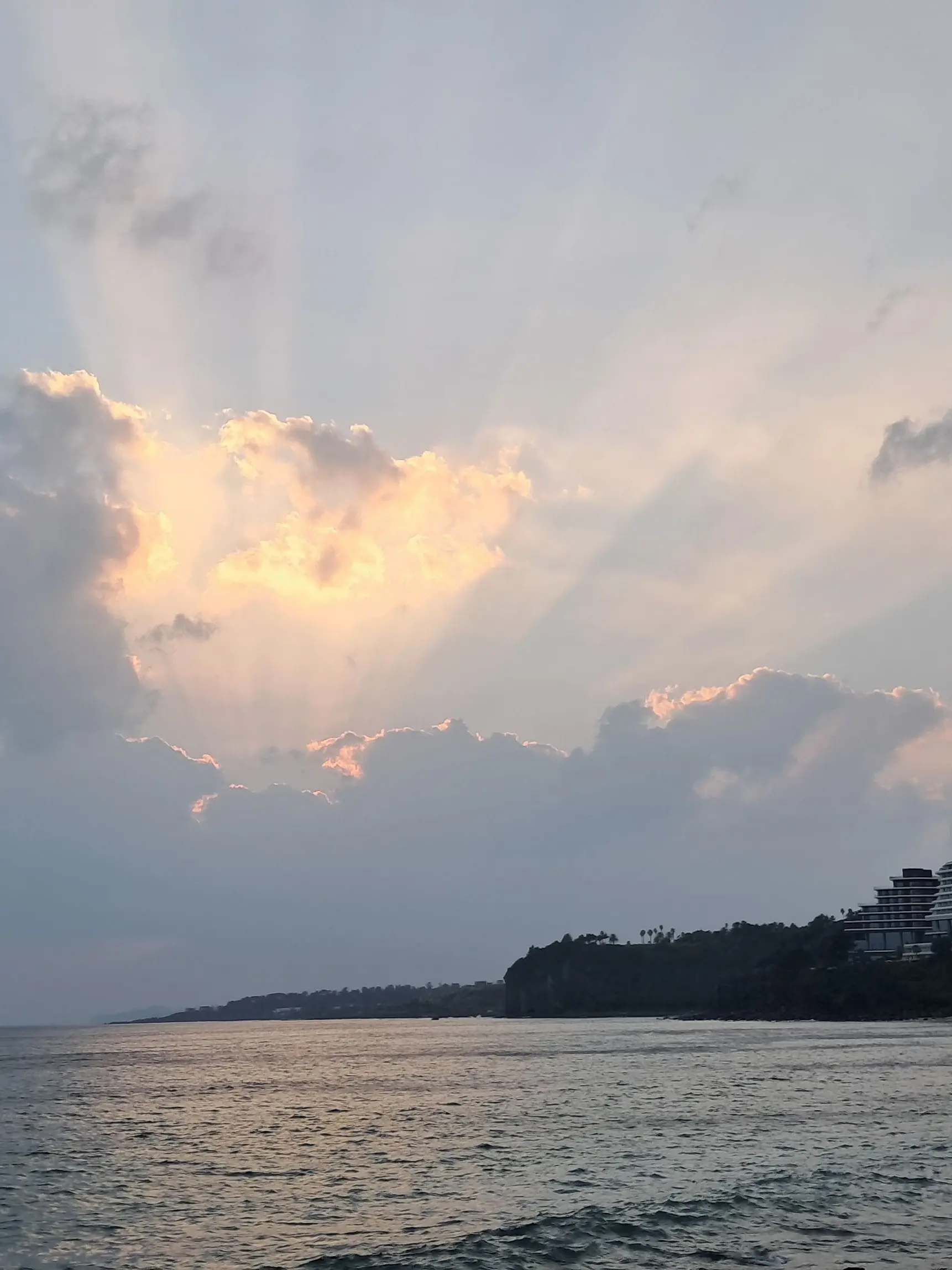 NiceGirl0420의 리레볼루션: "히어로와 빌런 사이"