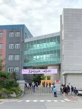 je.ong_ain38의 팀나빠가 학교를 다니고, 동거를 한다