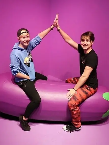 urmomsinmybedrightnow의 Sam and Colby