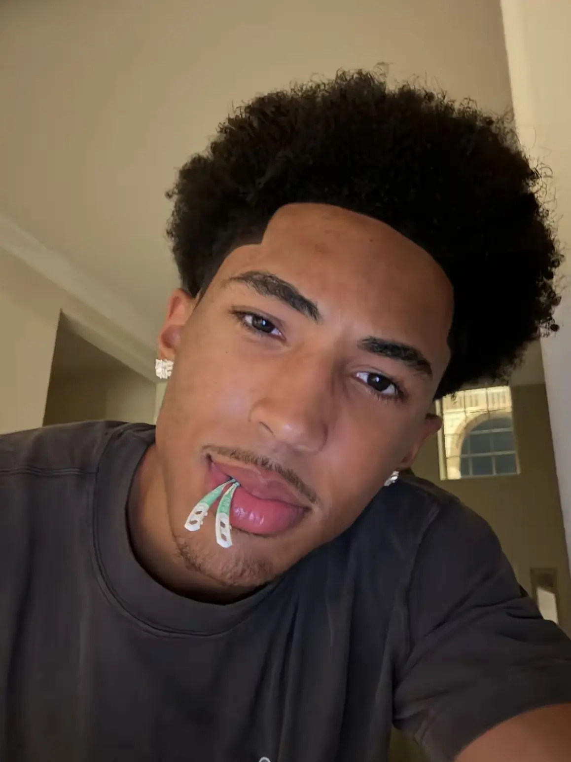 SafeNeck8969의 Light-skin neighbor that just moved in