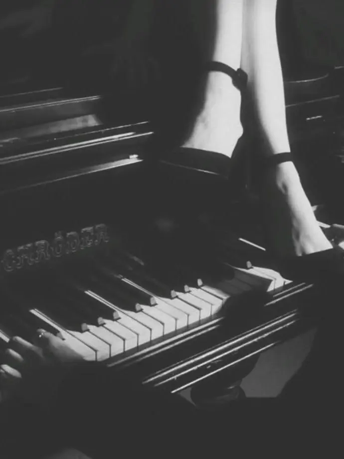 Greasy_toenail_guzzler_67의 ——She hears me play the piano ᥫ᭡