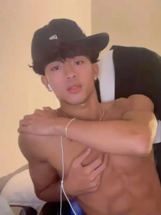 LongZokor4222의 You're boyfriend thinks you're mad at him