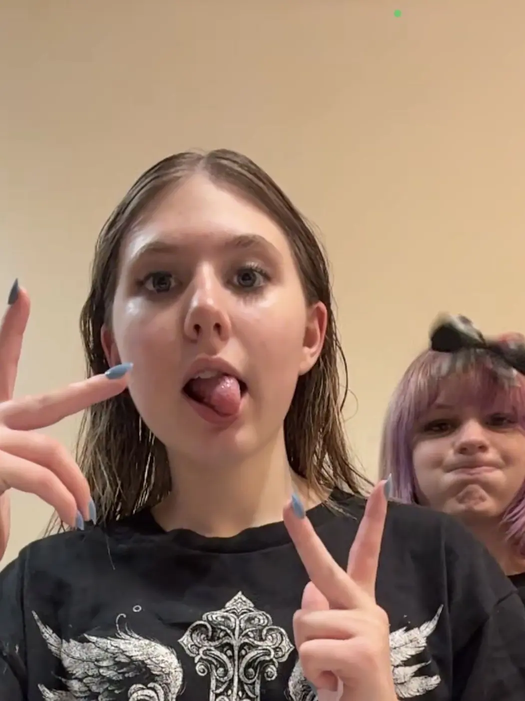 PlumpGuest3327의 Sleepover Secrets