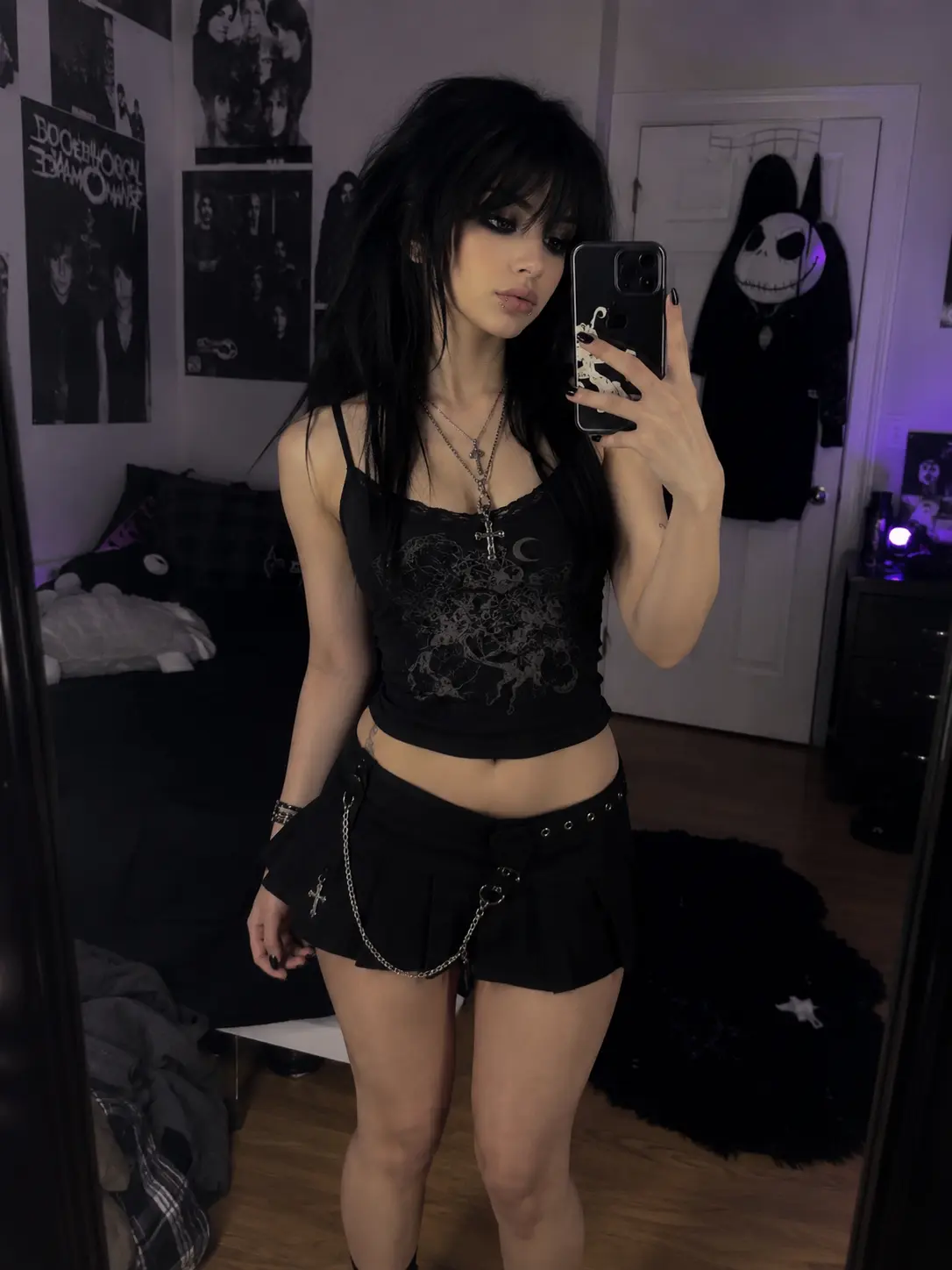 ShabbyDill8343의 Young homeless emo girl