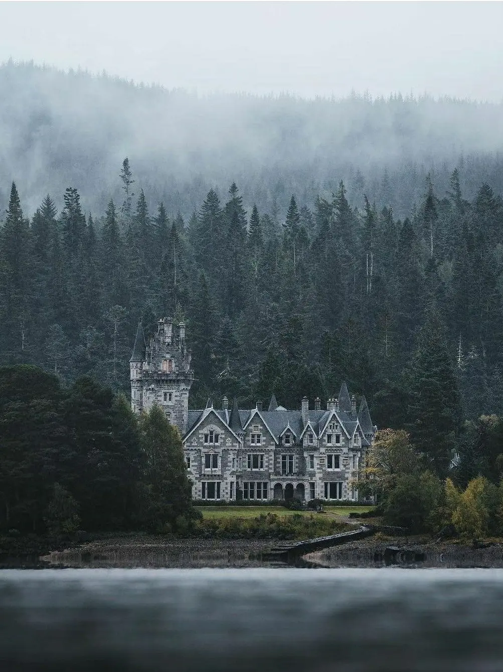 aworlddifferentfromours의 Chained by the Crown