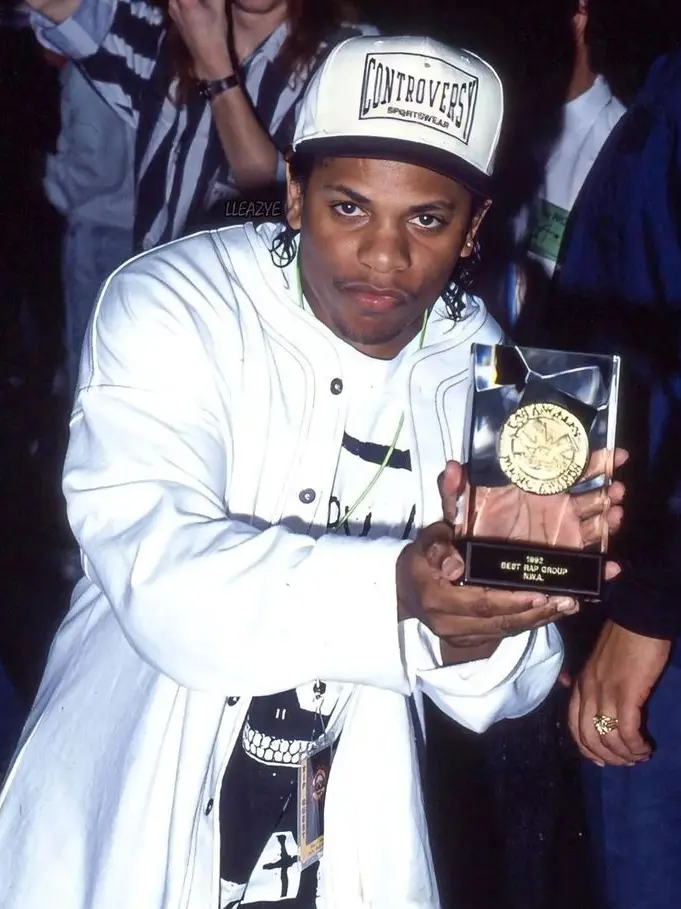 BlankDrums8122의 Eazy-E You caught his eye.