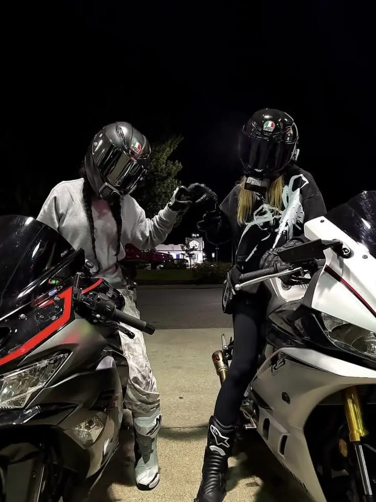Strawb3rry_Seedly의 Your two famous best friend bikers