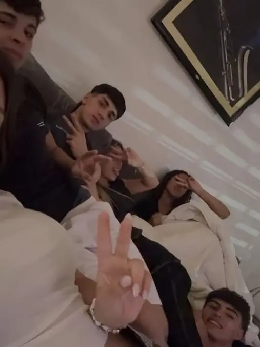 P.E.C.S.R.A.A.A의 Friend group