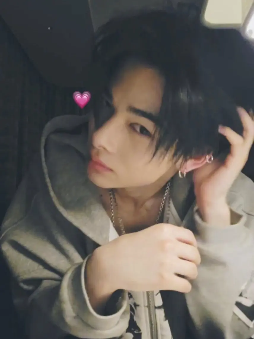 __vitalixy_sim의 Live with bestie <3