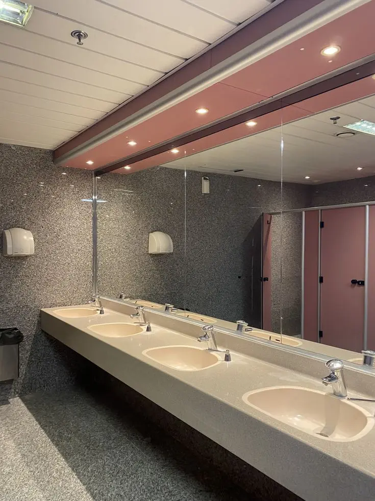 Afro_is_busy69의 The bathroom