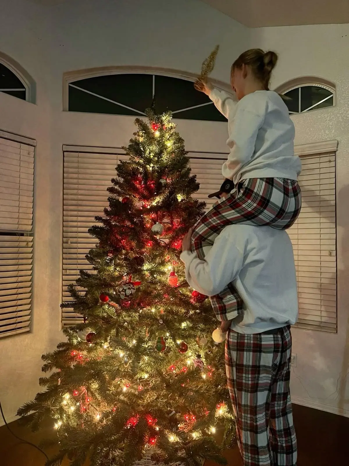 madz.com의 Christmas with your big family and boyfriend