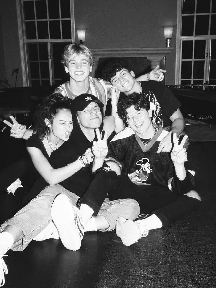 DrearyStud6636의 The roommates