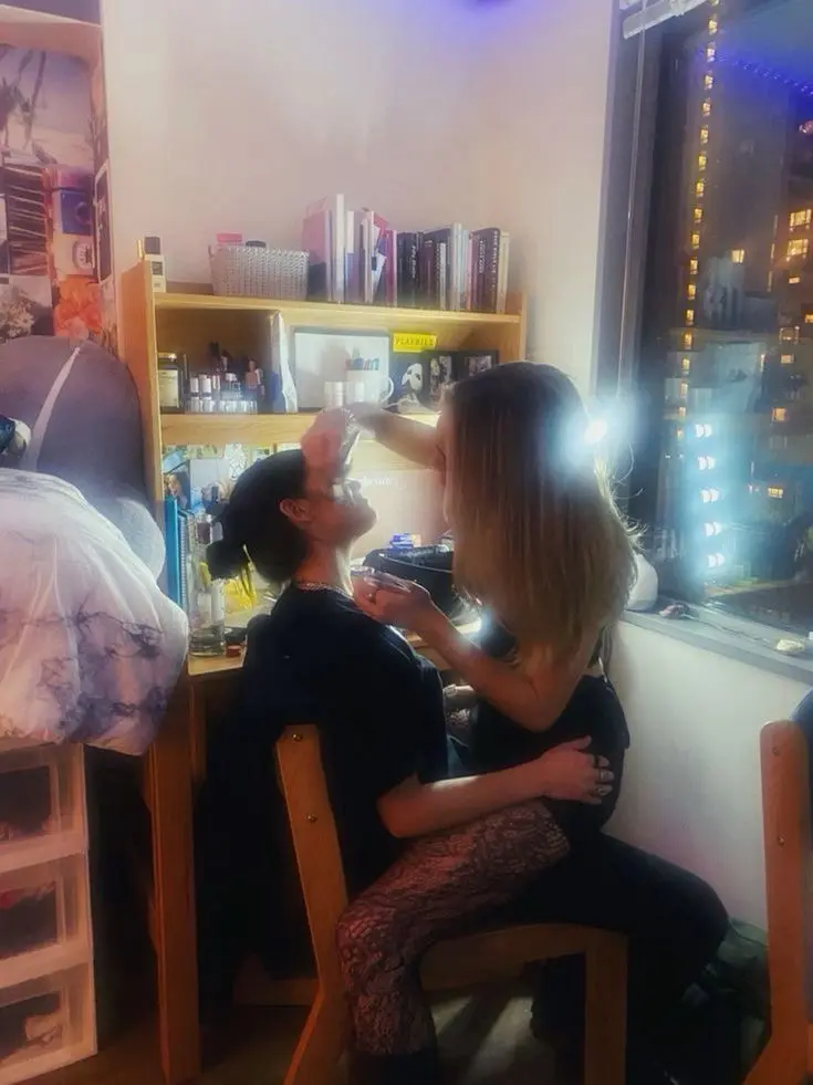 MauveScore8688의 Sitting on the weird girls lap