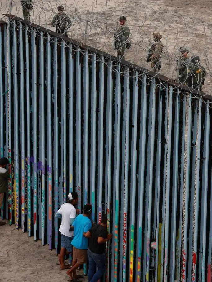 Buttonboy의 The border of Mexico.