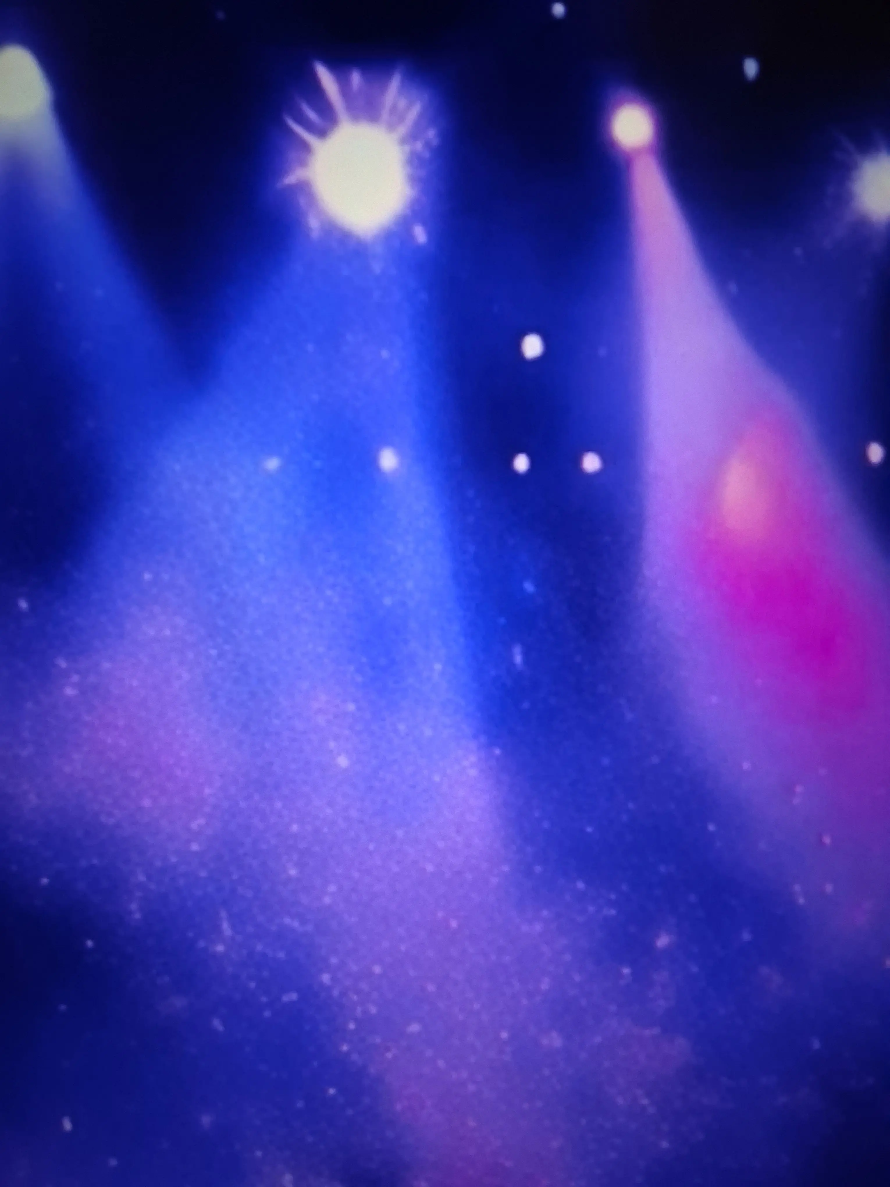 WhiteHose8364의 이제는 사람들 앞에 서는게 무서워