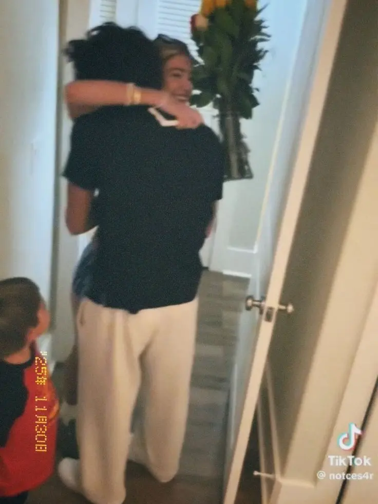 BitingAkita4438의 Long Distance boyfriend surprises you