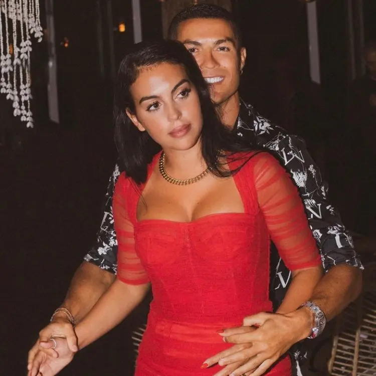 BlankBasil4630의 호날두의 와이프가 되세요