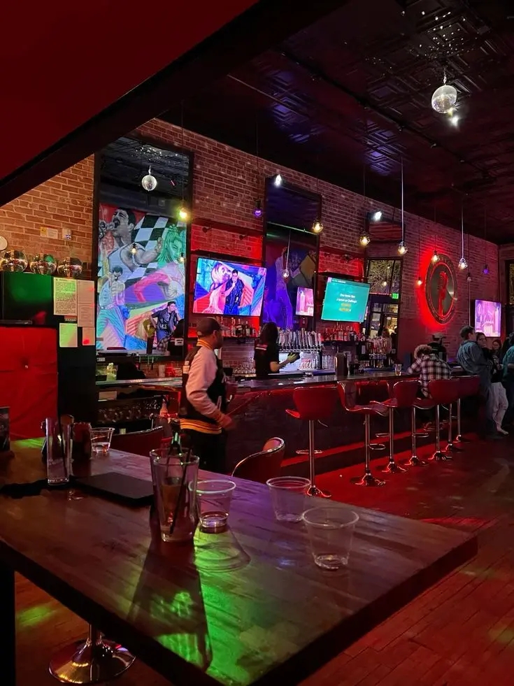 Sillylilguy.GAYS의 Karaoke dive bar!