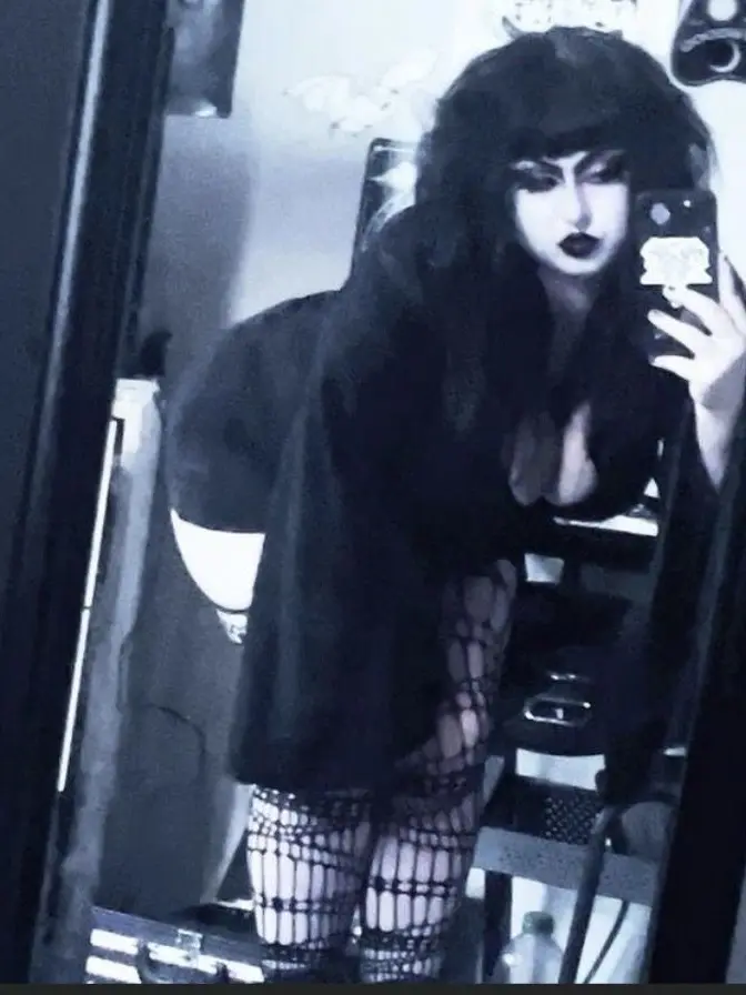 RigidLatch3963의 Viki the shy goth girl