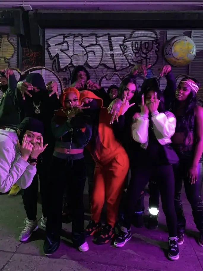 Miyiutius의 A hood girls title