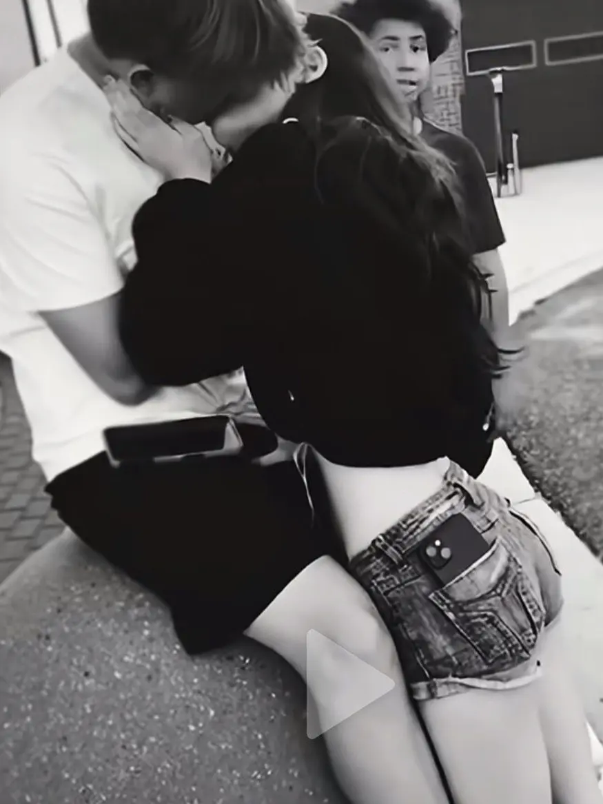 FloralOven6678의 Making out with your boyfriend
