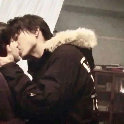 SlimyHorse2934의 Kissing your sister boyfriend?!