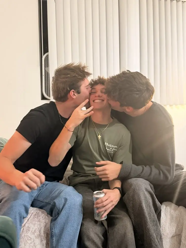 LoudSwipe8646의 - Love Triangle -BL (Best friends)