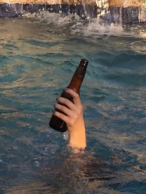 지난 첫사랑은 씁쓸한 맥주맛과 같아서 대표 이미지