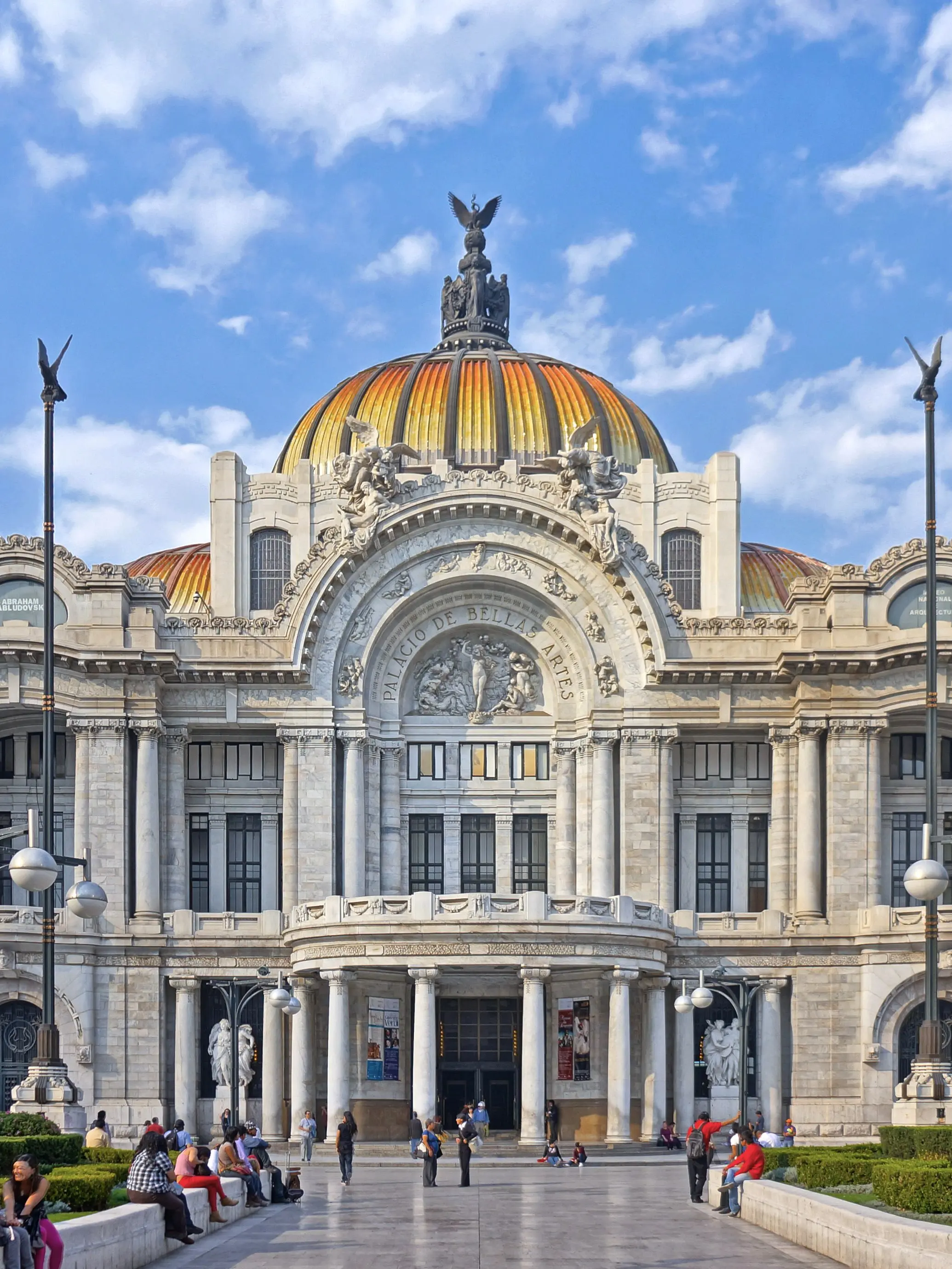 LilacGoal8352의 El Palacio De Bellas Artist