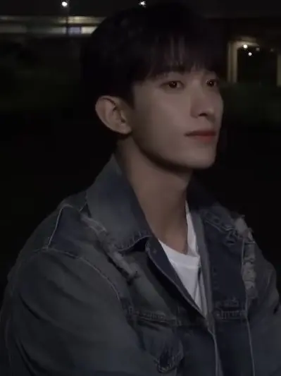 leechans의 ╴ “don’t look at me like that..”  ✷    ˒