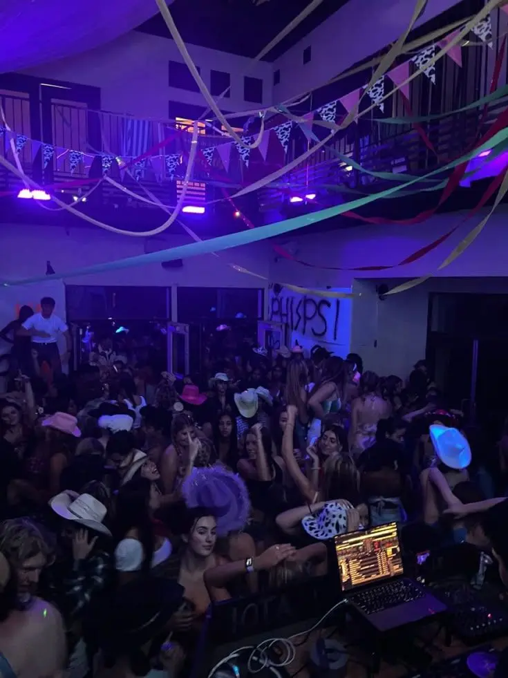 NearQuill1379의 Frat Party Chaos
