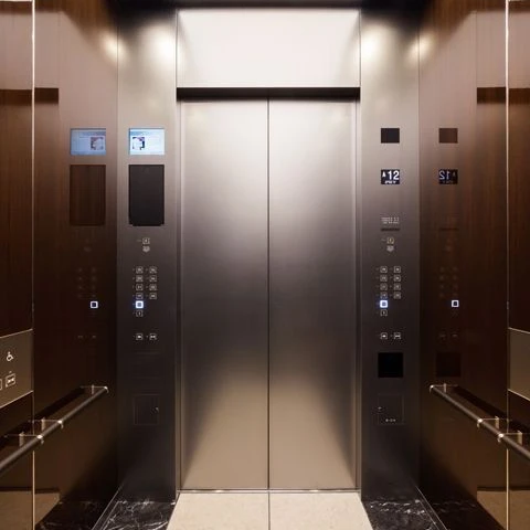 エレベーターで…