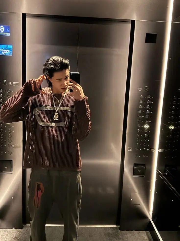 Crinaa의 Stuck in the elevator with Louis