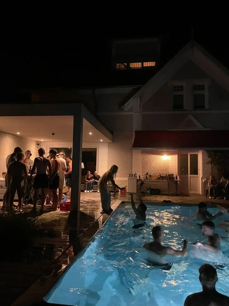 WhitePress6108의 Pool party