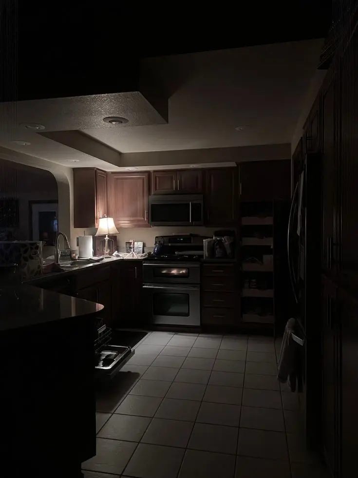 ChewyTrill2860의 誰もいないキッチン 靡かないカーテン