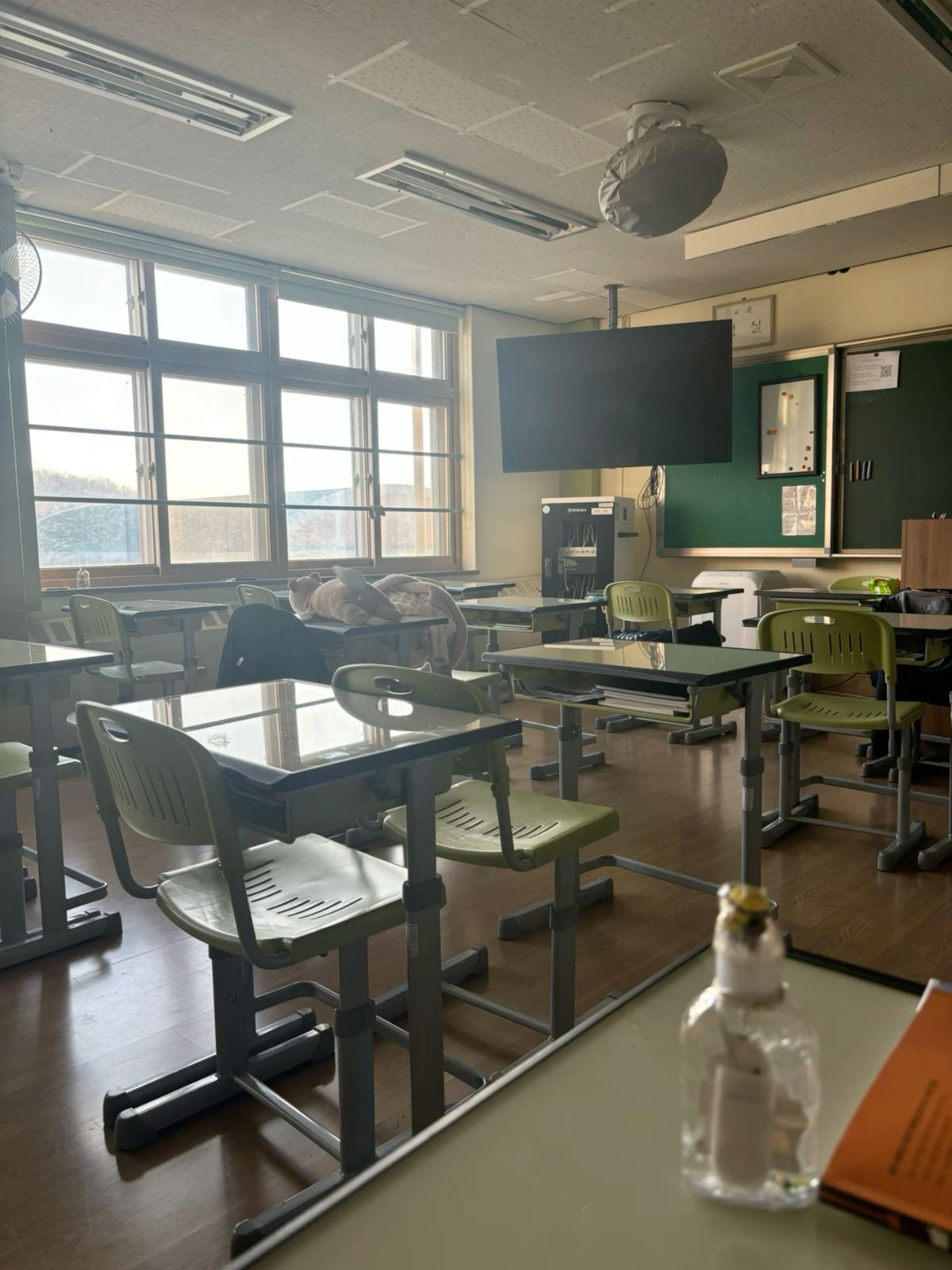 “저리 가, 난 사람 안 믿어.” 대표 이미지