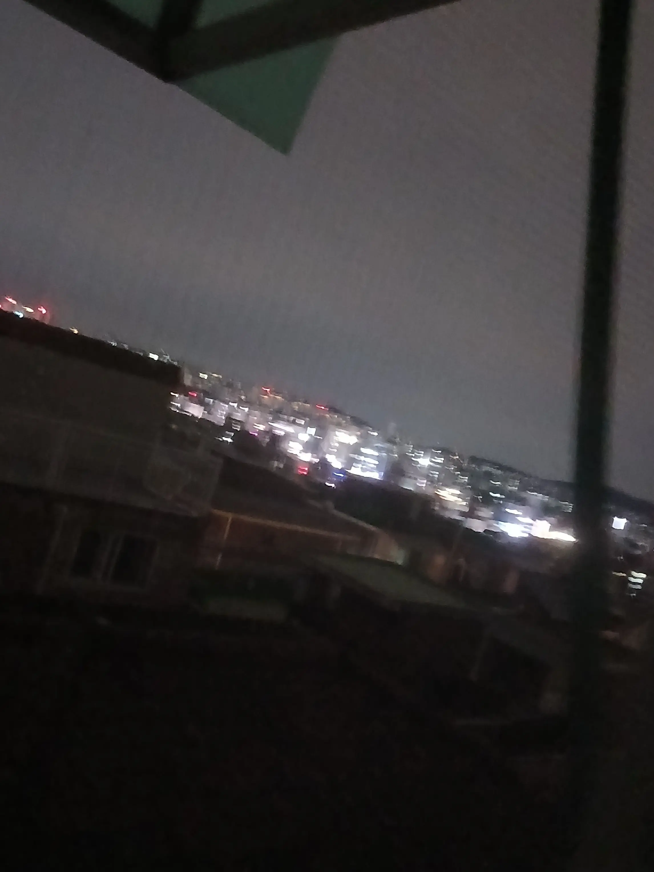Hoyuni4726809의 富豪だけの世界で中産階級だとバレたら投獄