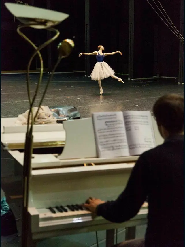 julesjuul의 Ballet Teacher