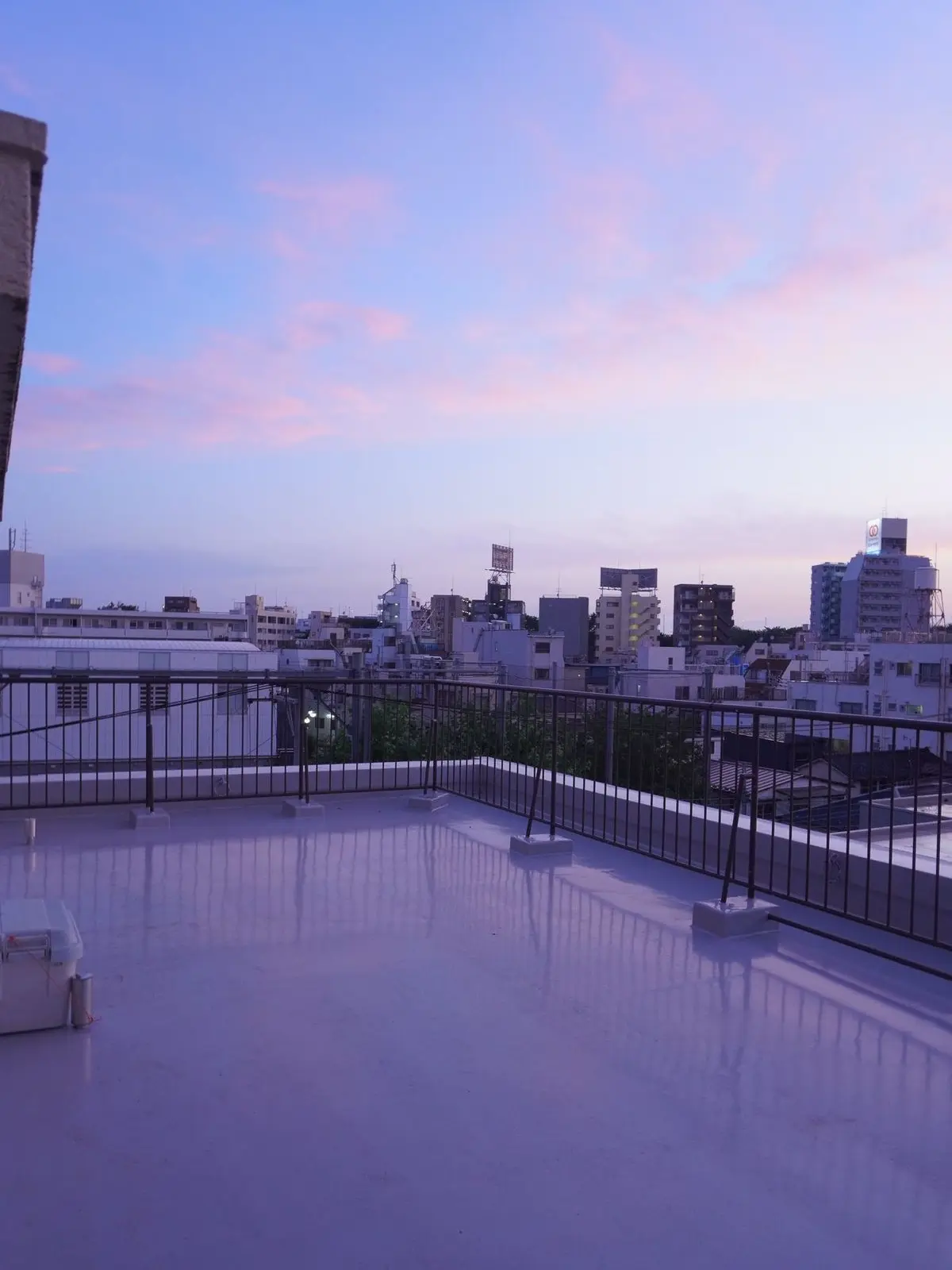 pomeee_story의 The Girl on the Roof No One Knows Yet