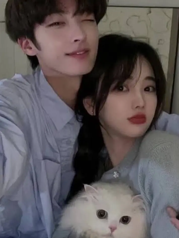 OverlyLily2305의 A life of fame and exhaustion