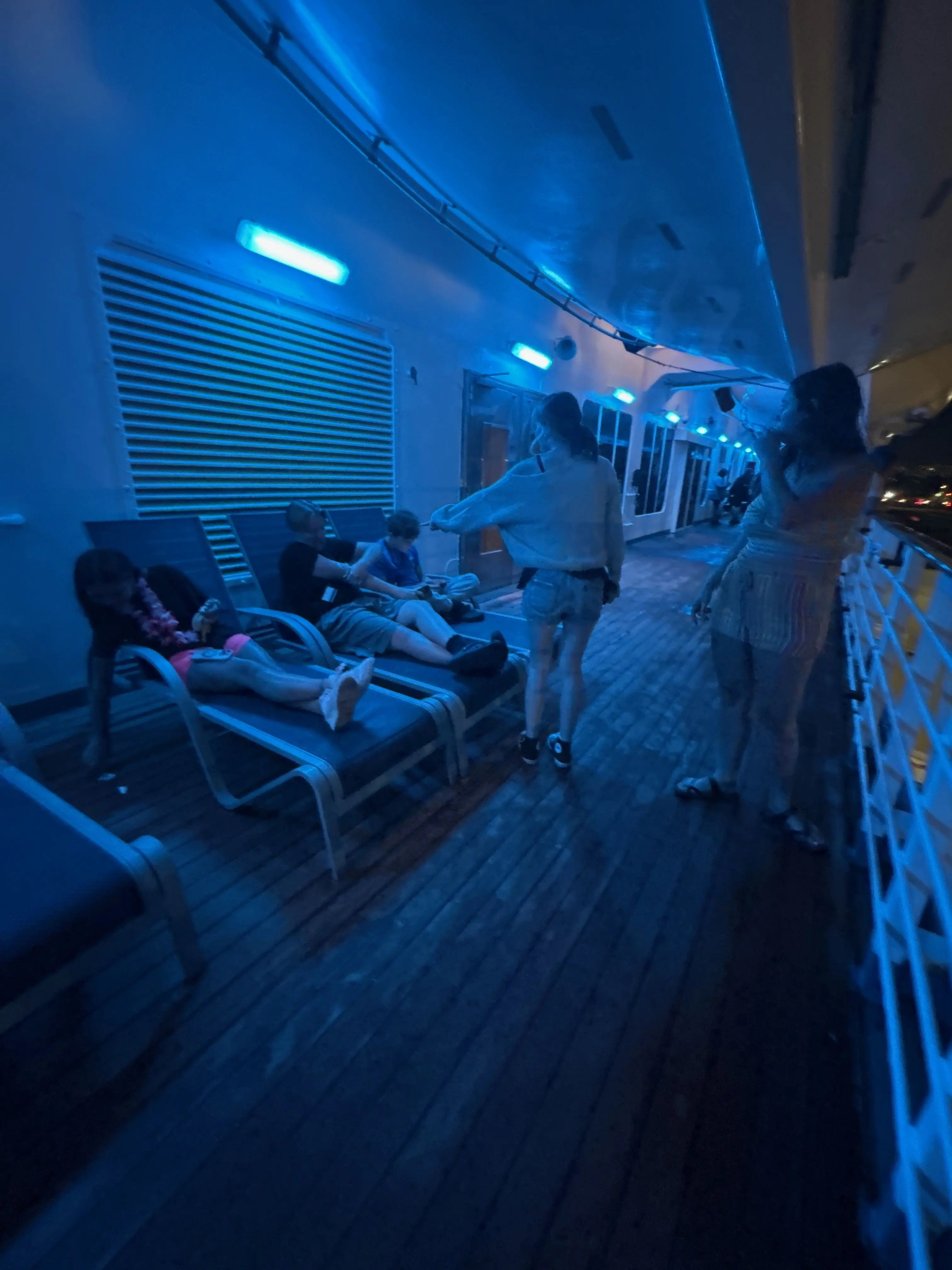 BouncyHate0736의 Vacation with friend group/bf